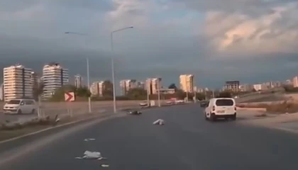 Motosiklet refüje çarptı: 2 yaralı