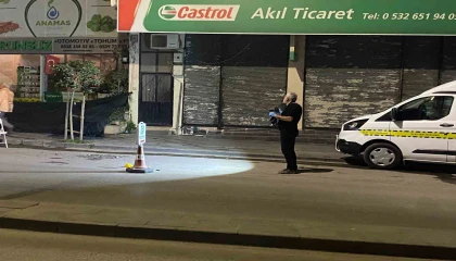 Motosikletle geldiler, iş yerini kurşunlayıp kaçtılar: O anlar kamerada