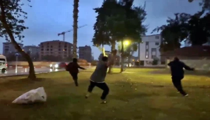 Müezzin ve cemaati camiye sokmayan eli bıçaklı şahıs, cemaat tarafından taşla kovalandı