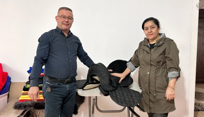 Nezahat usta, evinin odasında diktiği eyerleri 81 ile satıyor