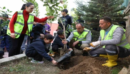 Öğrenciler, 5 bin narenciye fidanını toprakla buluşturdu