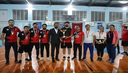 Öğretmenler voleybol turnuvasında kıyasıya mücadele etti