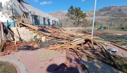 Okul, restoran ve evlerin çatıları uçtu, fırtına hayatı felç etti