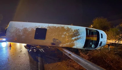 Otomobil ile çarpışan servis minibüsü yan yattı, şans eseri yaralanan olmadı