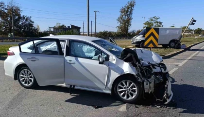 Otomobil kamyonete çarptı: 3 yaralı