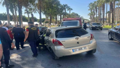 Otomobil refüje çarptı, sürücü yaralandı