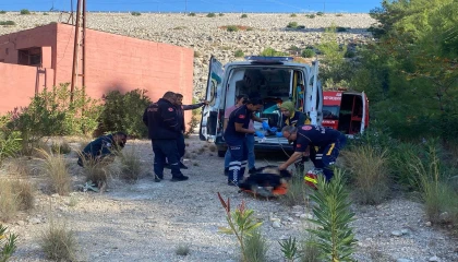 Otomobilin çarptığı motosikletli uçurumdan düşüp öldü