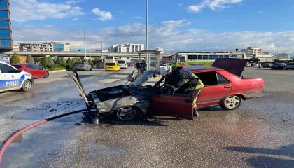 Otopark çıkışında alev alan otomobil kullanılamaz hale geldi