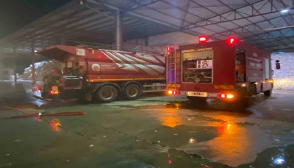 Pamuk deposundaki yangın büyümeden söndürüldü