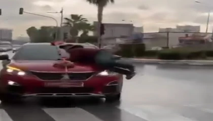 Para için düğün arabasının üzerine atladı, damattan dayak yedi