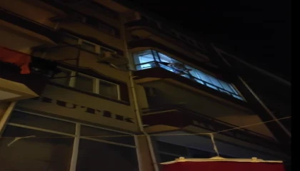 Pencereden kendini sarkıtan kadın, polisin Herkes senin şarkılarından mutlu sözüyle ikna oldu