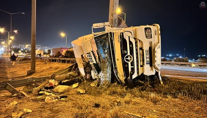 Refüje çarpan tır yan yattı, kasasındaki araçlar yola savruldu