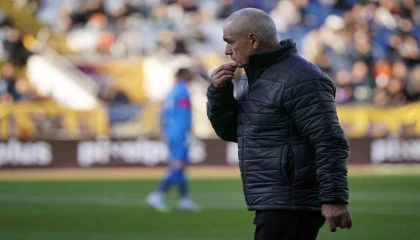 Rıza Çalımbaydan hakem hatalarına tepki: “Hakemlerin bazıları başka türlü oluyor