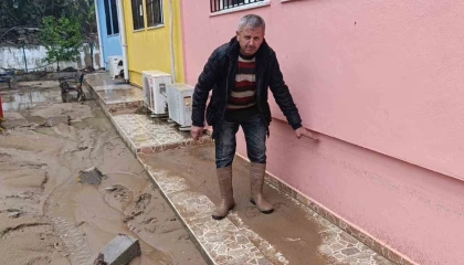 Sel suları istinat duvarını yıktı, ilköğretim okulu sele teslim oldu