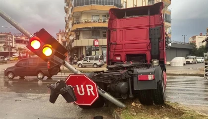 Serikte tırlar çarpıştı: 1 yaralı