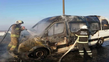 Seyir halindeki minibüs alevlere teslim oldu