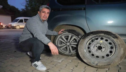 Sıfır olarak satın aldığı sıfır aracındaki lastik oyununu lastiğin patlamasıyla fark etti