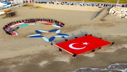 Sporcular kumsalda boardları ile ay yıldız oluşturdu