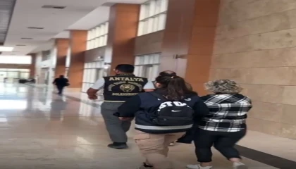 Telefonlarını satan vatandaşları hakim cübbesi giyip dolandırmışlar