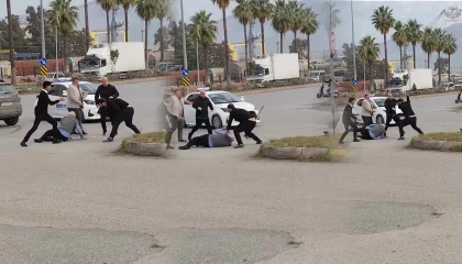 Trafikte çıkan tartışmada, süpürgeyi kavga ettiği adamın üzerinde kırdı