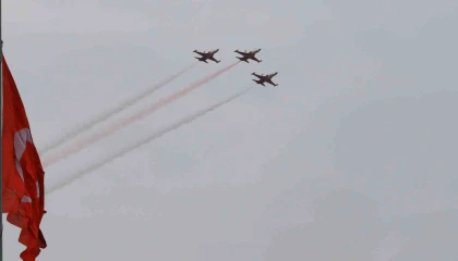 Türk Yıldızlarından Antalyada Ataya Saygı Uçuşu