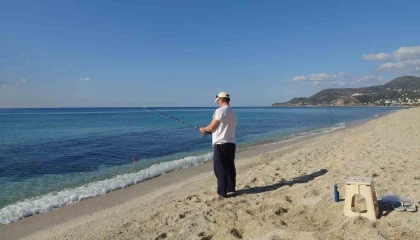 Türkiye kışa girmeye hazırlanırken, Antalya yazdan kalma günler yaşıyor