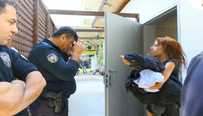 Tuvalette çığlıklarıyla polisi alarma geçirdi, kapıyı açınca sizleri seviyorum dedi