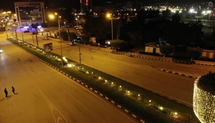Üzerine basıldığında insanları gülümseten sensör sistemini denemek isteyen çimlere bastı