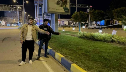 Üzerine basıldığında insanları gülümseten ses tonuyla uyaran sensör sitemini denemek isteyen çimlere bastı