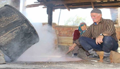 Üzüm sıkma makinesi ile pekmez kazanları kaynıyor