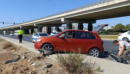 Virajı alamayan otomobil kaldırıma çıktı