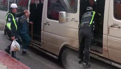 Yağmurda ıslanan görme engelli vatandaşı minibüse bindiren polis gönülleri fethetti