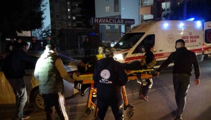 Yayaya yol veren araca çarptı, sıkışan sürücüyü vatandaşlar çıkardı