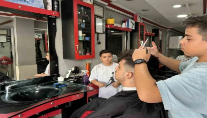 Yılların berberinden çırak sorununa kesin çözüm: 2 evladına mesleğini öğretiyor