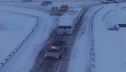 Yolda kalan tır off-road aracı ile kurtarıldı