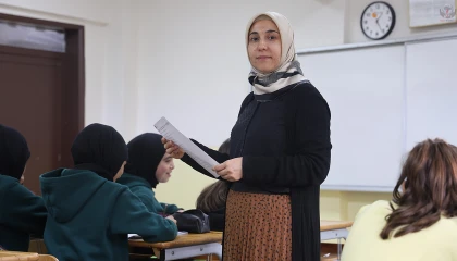 Zeynep öğretmen, protez bacağıyla döndüğü sınıfında öğrencileriyle hayata tutundu
