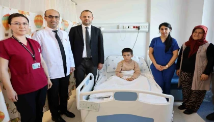 10 yaşındaki Berat, milyonda bir görülen tümörden Adanada kurtuldu