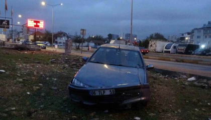 14 yaşındaki çocuğun kullandığı araç kaldırımda yürüyen aileye çarptı: 1i bebek 3 yaralı