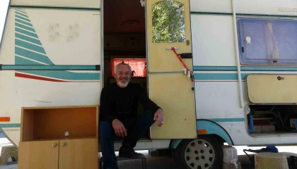 63 yaşında altıncı üniversitesini okuyor, karavanda öğrencilik hayatı yaşıyor