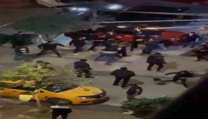 Adanada 2 grubun tekme tokatlı kavgası kamerada