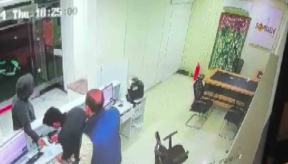 Adanada döviz bürosunda silahlı soygun ve rehin alma anı kamerada