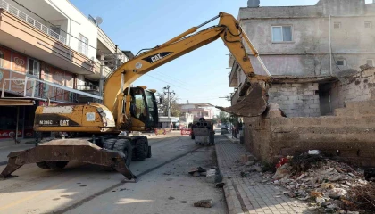 Akdeniz Belediyesi metruk binaları yıkıyor