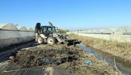 Akdeniz Belediyesi, sulama kanallarında temizlik ve ıslah çalışması yaptı