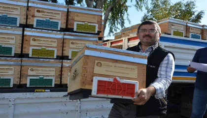 Alanyalı bal üreticilerine arı kovanı hibe edildi