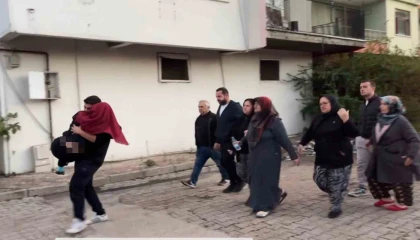 Alev alev yanan ev küle döndü, fenalık geçiren kardeşini kucağında taşıdı