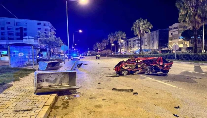 Antalyada feci kaza: Hurdaya dönen araçtan fırlayan sürücü hayatını kaybetti