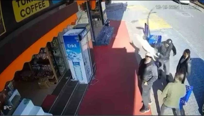 Antalyada ilginç olay kaldırımda sohbet eden gencin kafasına kedi düştü