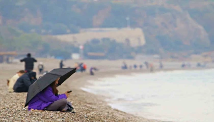 Antalyada yağmura rağmen şemsiye altında deniz keyfi
