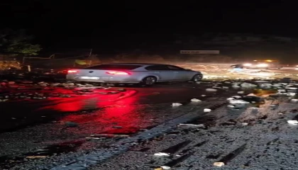 Antalyanın ilçelerinde sağanak etkili oldu, ev ve seraları su bastı, dağdan sürüklenen kaya parçaları yolu kapattı