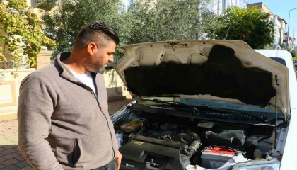 Aracın motoruna giren fareyi konuşarak ikna etmeye çalıştı